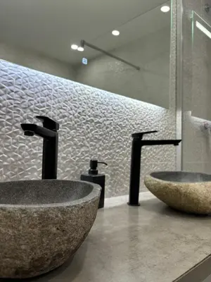 Salle de bains dans l'établissement Les Chalets Perce Neige & Jacuzzi privatif, proximité Gerardmer & La Bresse