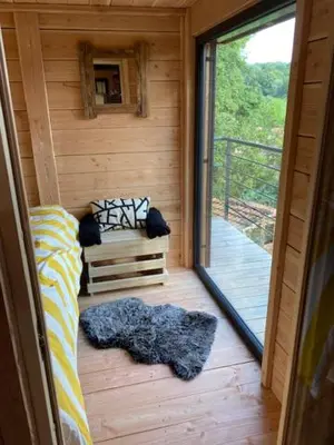 Balcon ou terrasse dans l'établissement Le Moonloft insolite Tiny-House dans les arbres & 1 séance de sauna pour 2 avec vue panoramique