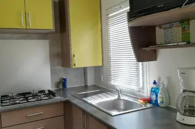 Cuisine ou kitchenette dans l'établissement Mobil-Home 6 personnes à Munster en Alsace