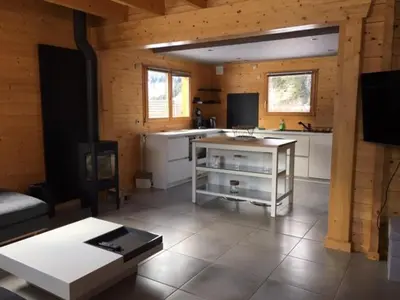 Télévision ou salle de divertissement dans l'établissement Le Chalet de la Devinière, bain nordique extérieur chauffé