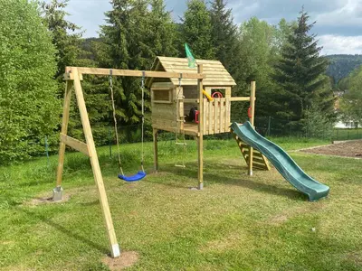 Aire de jeux pour enfants de l'établissement Le Chalet de la Devinière, bain nordique extérieur chauffé