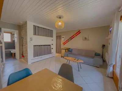 Coin salon dans l'établissement Joli appartement T2, Escale Les Airelles, rez de jardin proche lac