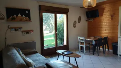 Coin salon dans l'établissement Joli appartement T2, Escale Les Airelles, rez de jardin proche lac