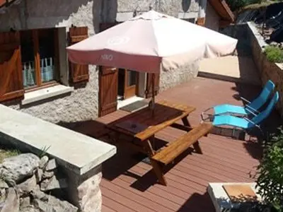 Terrasse ou espace extérieur de l'établissement Charmant meublé au calme, proche cascades, randos, chevaux, parking et terrasse privée, WiFi gratuit - FR-1-589-365