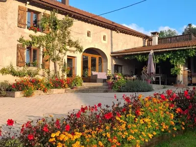 Jardin de l'établissement Charmant meublé au calme, proche cascades, randos, chevaux, parking et terrasse privée, WiFi gratuit - FR-1-589-365