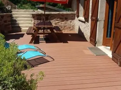 Balcon ou terrasse dans l'établissement Charmant meublé au calme, proche cascades, randos, chevaux, parking et terrasse privée, WiFi gratuit - FR-1-589-365