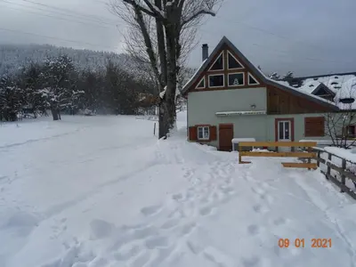 L'établissement La maison dans les prés en hiver