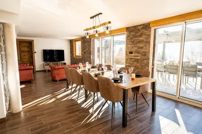 Télévision ou salle de divertissement dans l'établissement Moho Mountain Home