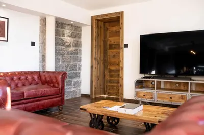 Télévision ou salle de divertissement dans l'établissement Moho Mountain Home