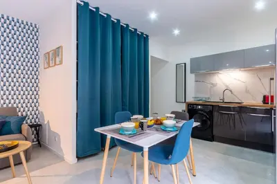 Cuisine ou kitchenette dans l'établissement Le 04-GregIMMO-Appart'Hôtel