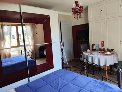 Un ou plusieurs lits dans un hébergement de l'établissement Colmar Room,chambre privée chez l'habitant,parking voiture devant la maison,garage moto et vélo