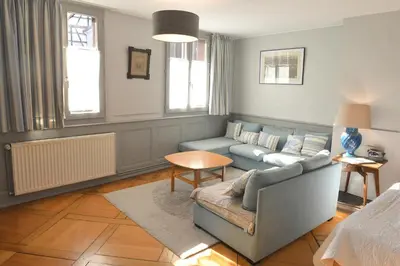 Coin salon dans l'établissement Le CAVEAU
