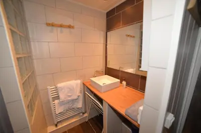 Salle de bains dans l'établissement Le CAVEAU