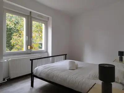 Un ou plusieurs lits dans un hébergement de l'établissement Le Thannois - appartement 2 chambres, salon, cuisine équipée, parking et wifi gratuit