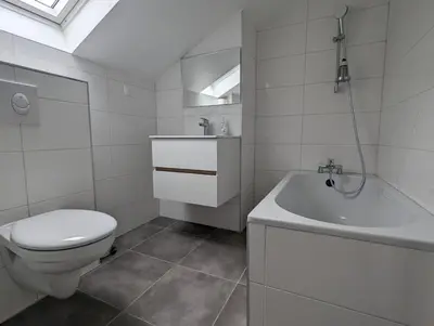 Salle de bains dans l'établissement Le Thannois - appartement 2 chambres, salon, cuisine équipée, parking et wifi gratuit