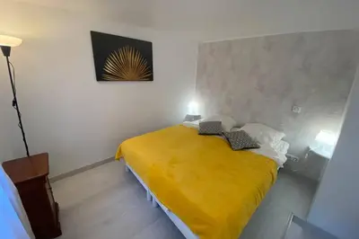 Un ou plusieurs lits dans un hébergement de l'établissement SPA de charme 6 pers avec Jacuzzi & Sauna privatifs au coeur de ville - Esprit Coco