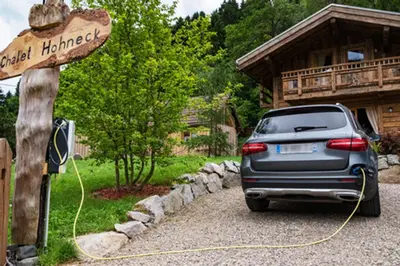 Jardin de l'établissement Chalet Hohneck 4 étoiles, vieux bois et pierre, SPA, sauna, borne de recharge