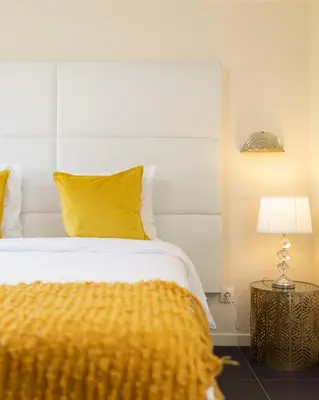 Un ou plusieurs lits dans un hébergement de l'établissement Sunny Suite by Leslodgespa - Studio moderne et coloré, proche de Bâle et de l'aéroport
