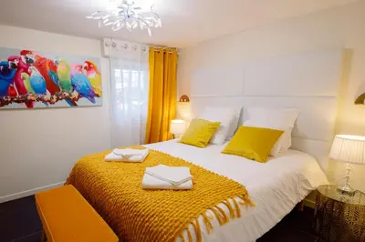 Un ou plusieurs lits dans un hébergement de l'établissement Sunny Suite by Leslodgespa - Studio moderne et coloré, proche de Bâle et de l'aéroport