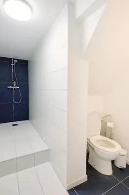 Salle de bains dans l'établissement Sunny Suite by Leslodgespa - Studio moderne et coloré, proche de Bâle et de l'aéroport