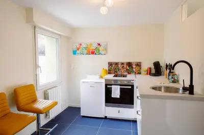 Cuisine ou kitchenette dans l'établissement Sunny Suite by Leslodgespa - Studio moderne et coloré, proche de Bâle et de l'aéroport