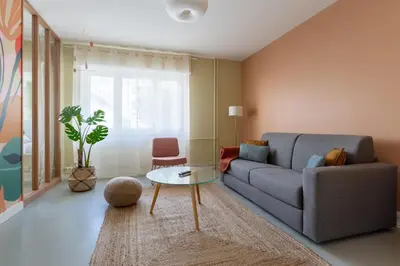 Coin salon dans l'établissement Travel Homes - Le Freedom, chaleureux & spacieux