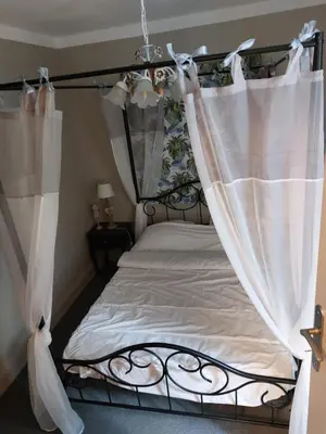 Un ou plusieurs lits dans un hébergement de l'établissement la romantique