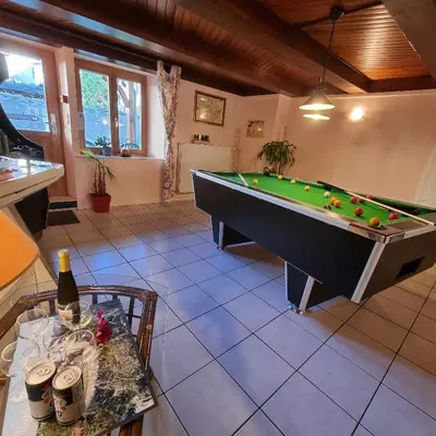 Billard dans l'établissement Gîte Myosotis, studio 2 personnes, avec salle de jeux et SPA dans la résidence