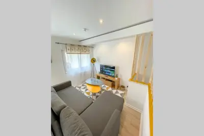 Coin salon dans l'établissement Maisonnette Le Faubourg - CENTRE VILLE, TERRASSE ET NETFLIX