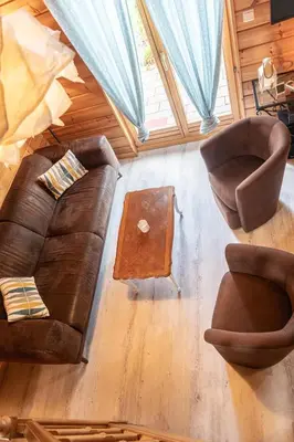 Coin salon dans l'établissement Chalet La Calougeotte, jardin, spa et sauna privés