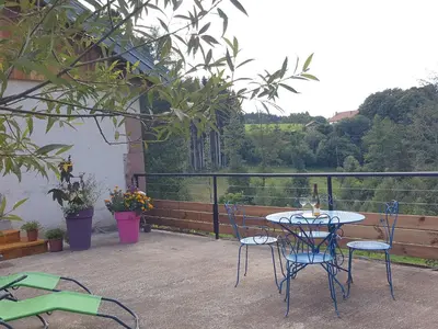 Plan de l'établissement Gîte élégant en pleine nature avec terrasse, départ randonnées, parking privé et équipements inclus - FR-1-589-384