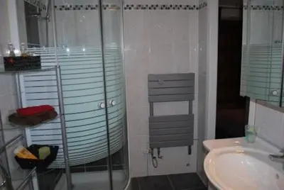 Salle de bains dans l'établissement Chez Alfred et Régine