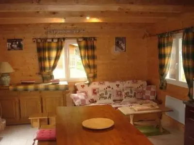 Coin salon dans l'établissement chalet de montagne