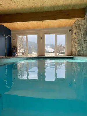 Piscine de l'établissement Les Reflets du Lac ou située à proximité