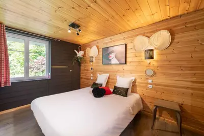Un ou plusieurs lits dans un hébergement de l'établissement LOGIS Hôtel Restaurant La Vigotte
