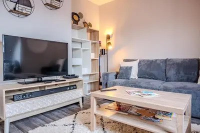 Télévision ou salle de divertissement dans l'établissement Cocon - Sélestat - Parking gratuit - Proche Europa-Park - Route des Vins - Haut-Koenigsbourg
