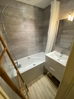 Salle de bains dans l'établissement Côté lac