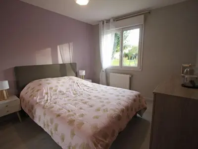 Un ou plusieurs lits dans un hébergement de l'établissement Maison de camp. plain-pied avec jardin, 2 chambres, terrasse couverte, proche Gérardmer et Saint-Dié - FR-1-589-386