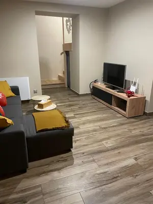 Télévision ou salle de divertissement dans l'établissement Charmant logement avec balnéo