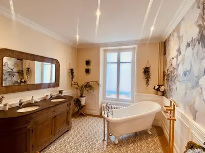 Salle de bains dans l'établissement La Villa Alma Colmar