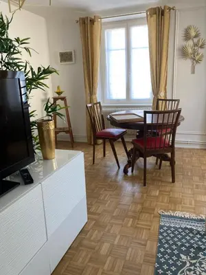 Télévision ou salle de divertissement dans l'établissement TANGO appartement de charme calme 75m2 6 pers,2 chambres,patio