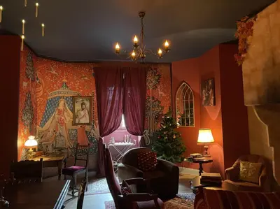 Coin salon dans l'établissement Le grand gîte du Sorcier ! Logement magique