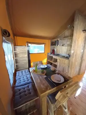 Cuisine ou kitchenette dans l'établissement LA TENTE DU RANDONNEUR