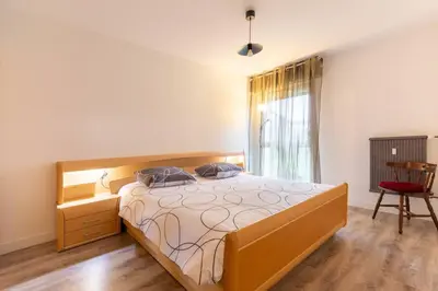 Un ou plusieurs lits dans un hébergement de l'établissement Superbe appartement spacieux avec parking gratuit