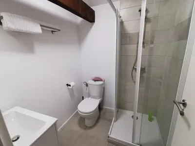 Salle de bains dans l'établissement Maisonnette Soultzmatt
