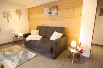 Coin salon dans l'établissement La Gentiane Suite avec Sauna Gérardmer Le Domaine des Fleurs