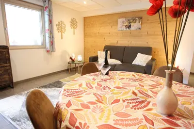 Coin salon dans l'établissement La Gentiane Suite avec Sauna Gérardmer Le Domaine des Fleurs