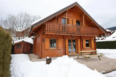 L'établissement CHALET 6 PERS INDEPENDANT PROCHE CENTRE ET LAC en hiver