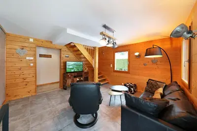 Coin salon dans l'établissement CHALET 6 PERS INDEPENDANT PROCHE CENTRE ET LAC