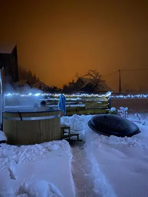 L'établissement Nouveau Gîte Bain Nordique en hiver